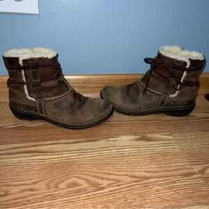 UGG Australia Women’s Cove Toast Brown Leather Sheepskin Moccasin Boot Booties